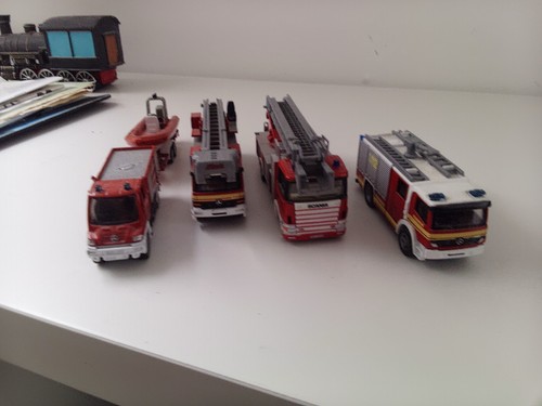 Vier feuerwehrfahrzeuge - vier,